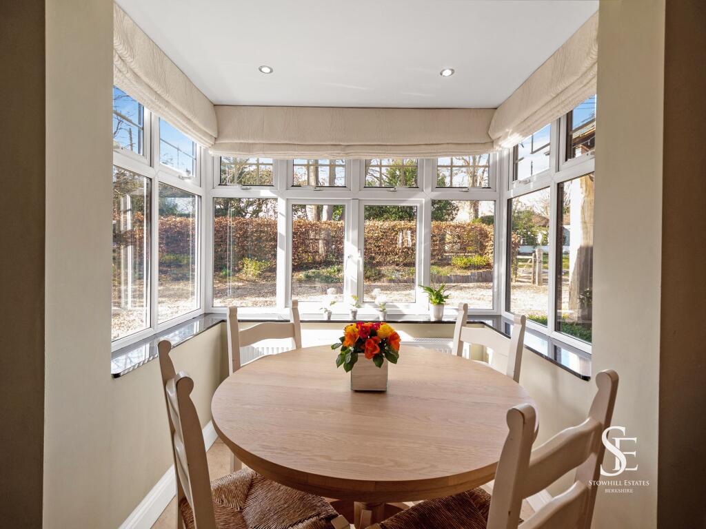 Kitchen breakfast table