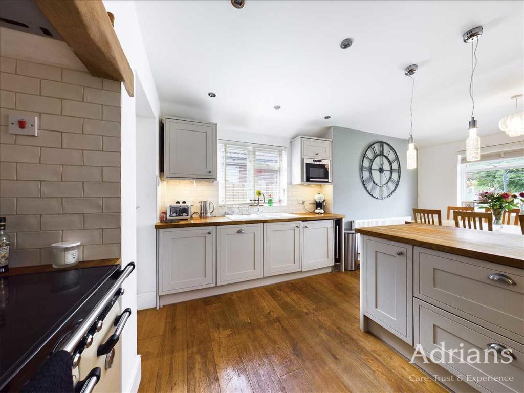 KITCHEN / DINING