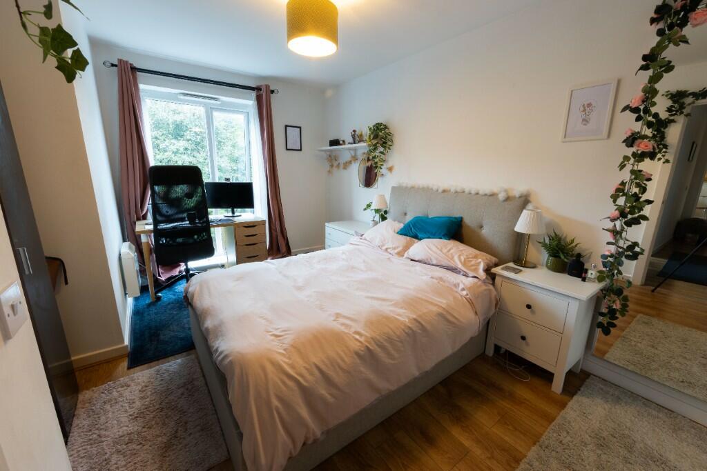 Master Bedroom (b) 
