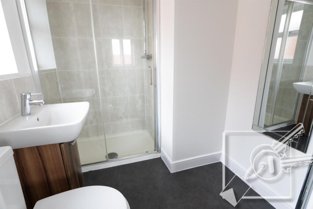 EN-SUITE SHOWER ROOM: