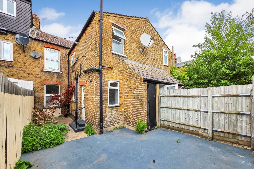 40 Oaklands Road, Hanwell, London W7 2DR