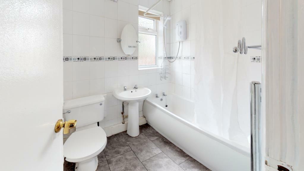 Bright and clean bathroom suite featuring a ful...