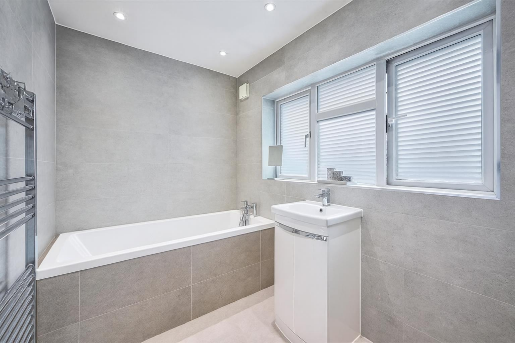 Atrobus close bathroom 1.png