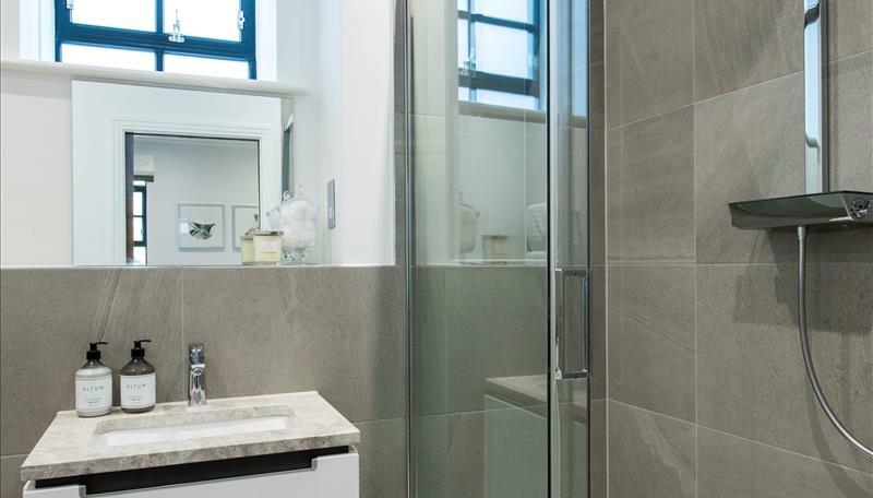 Master Bedroom - En Suite Bathroom.jpg