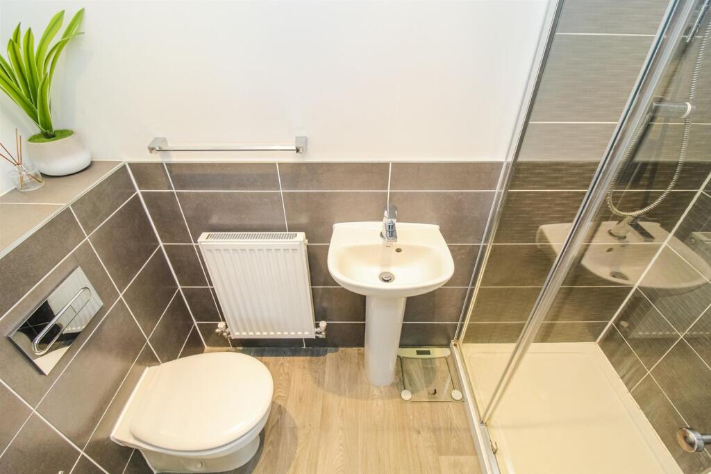 EN SUITE SHOWER ROOM/W.C.