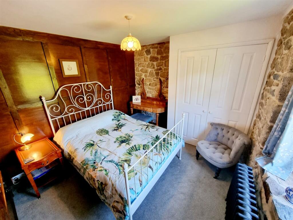 Bed 2.jpg
