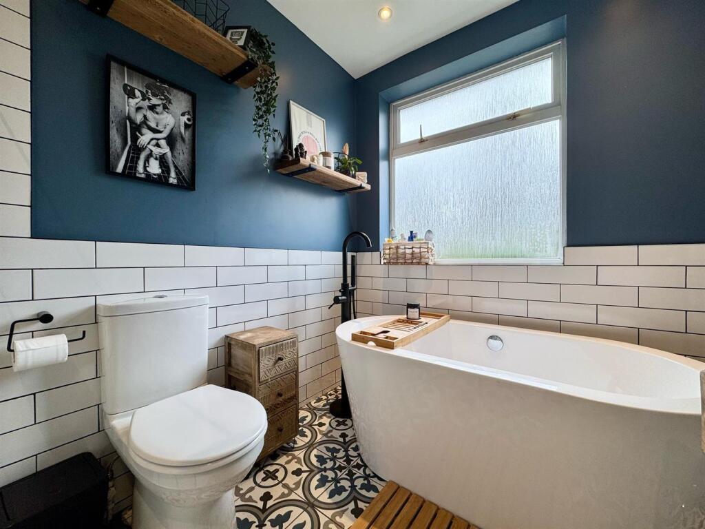 Family bathroom (3).jpg