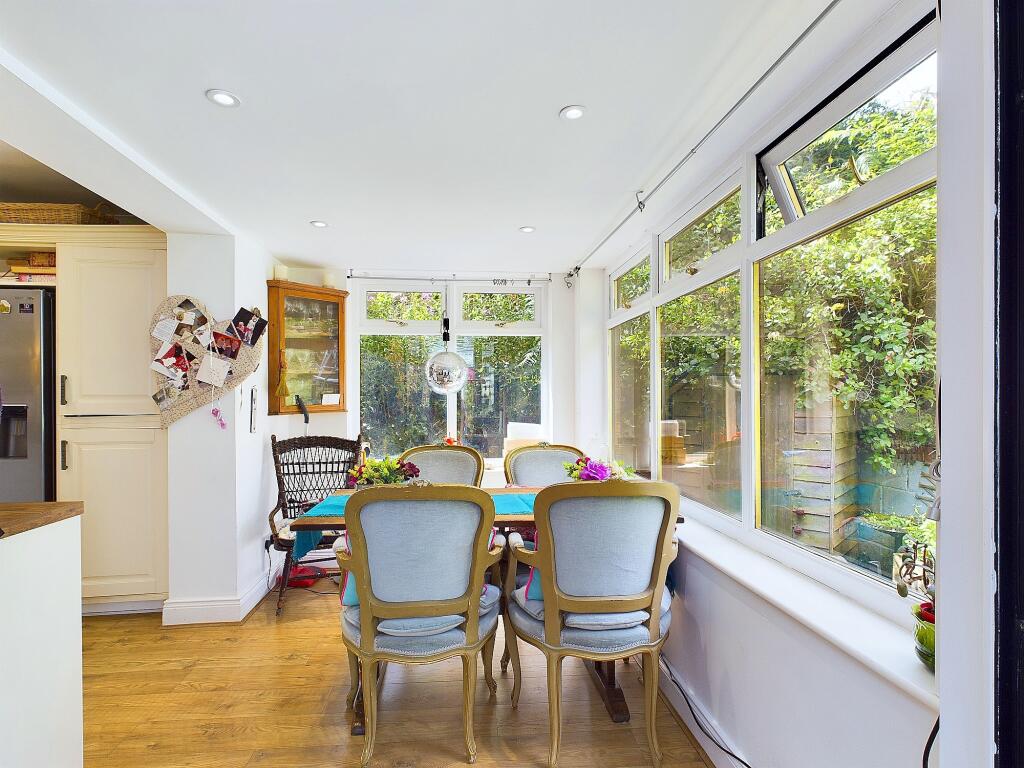 CAM04201G0-PR0004-STILL042