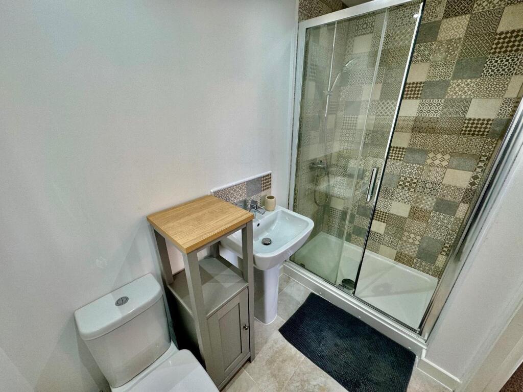 EN-SUITE SHOWER ROOM