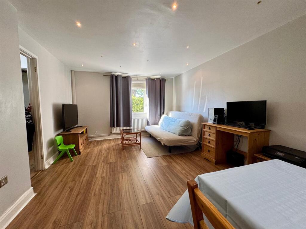 Living room - 14 Outwood.jpg