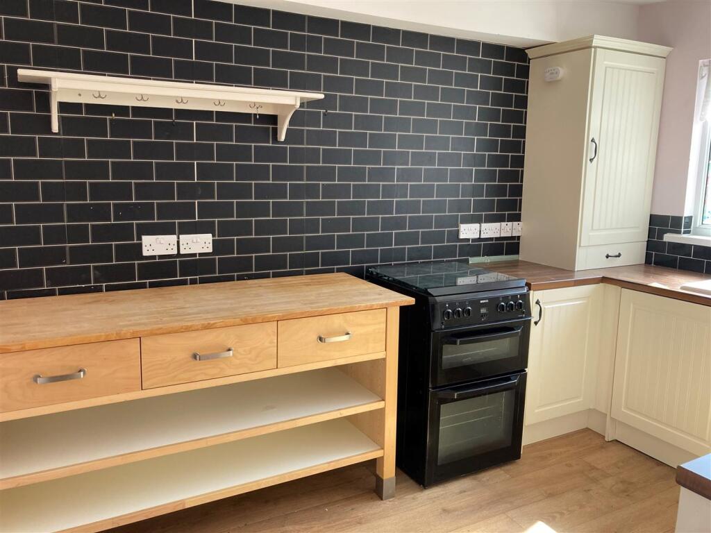 76 High Street - kitchen 2.jpg