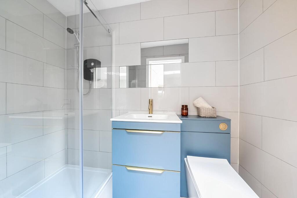 ANNEX SHOWER ROOM.jpg