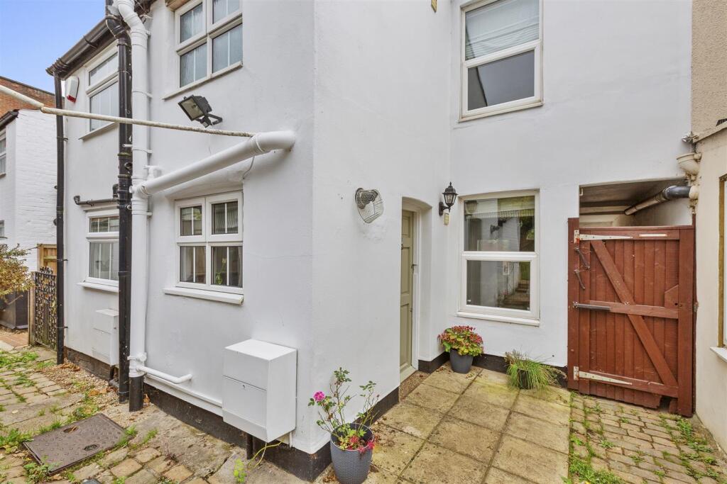 38 Temple End, HP13 5DS-6.jpg