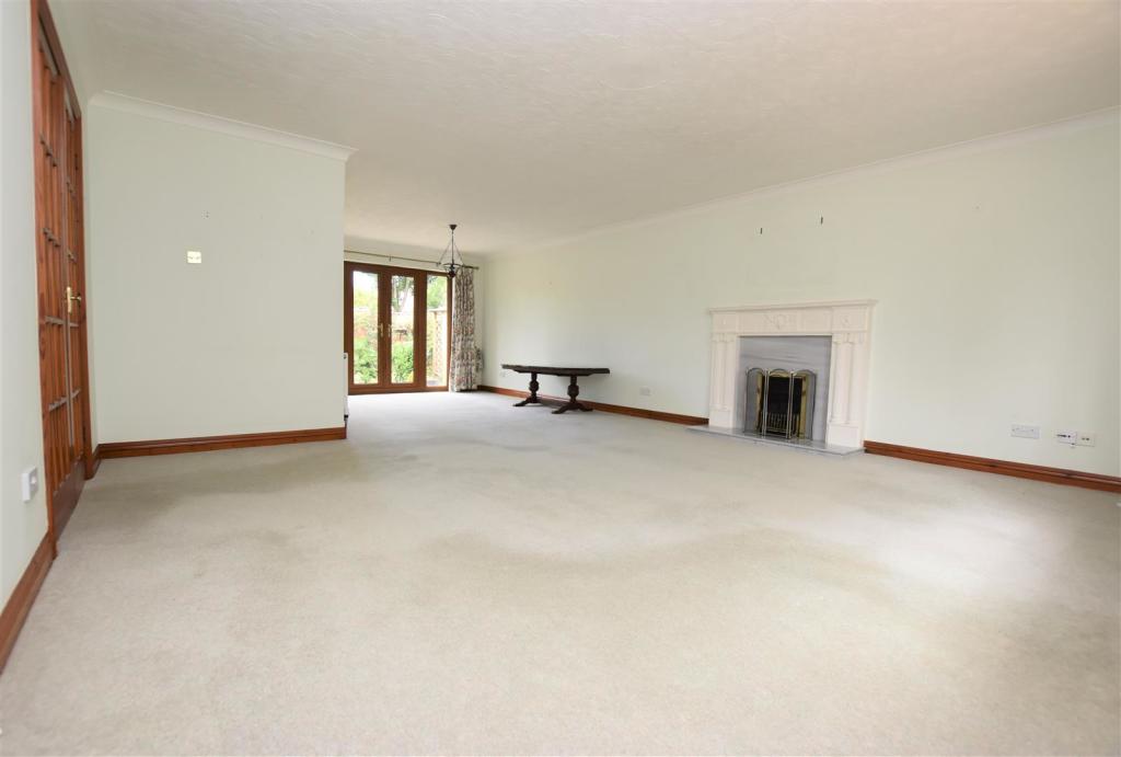 Lounge and Dining Area.jpg