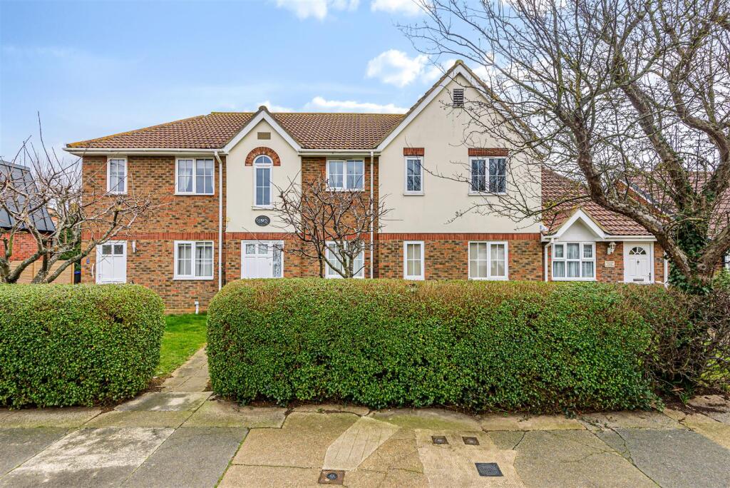 Cherry Tree Court, Pier Avenue