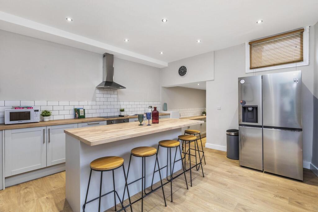 Modern, well-equipped kitchen with a central br...