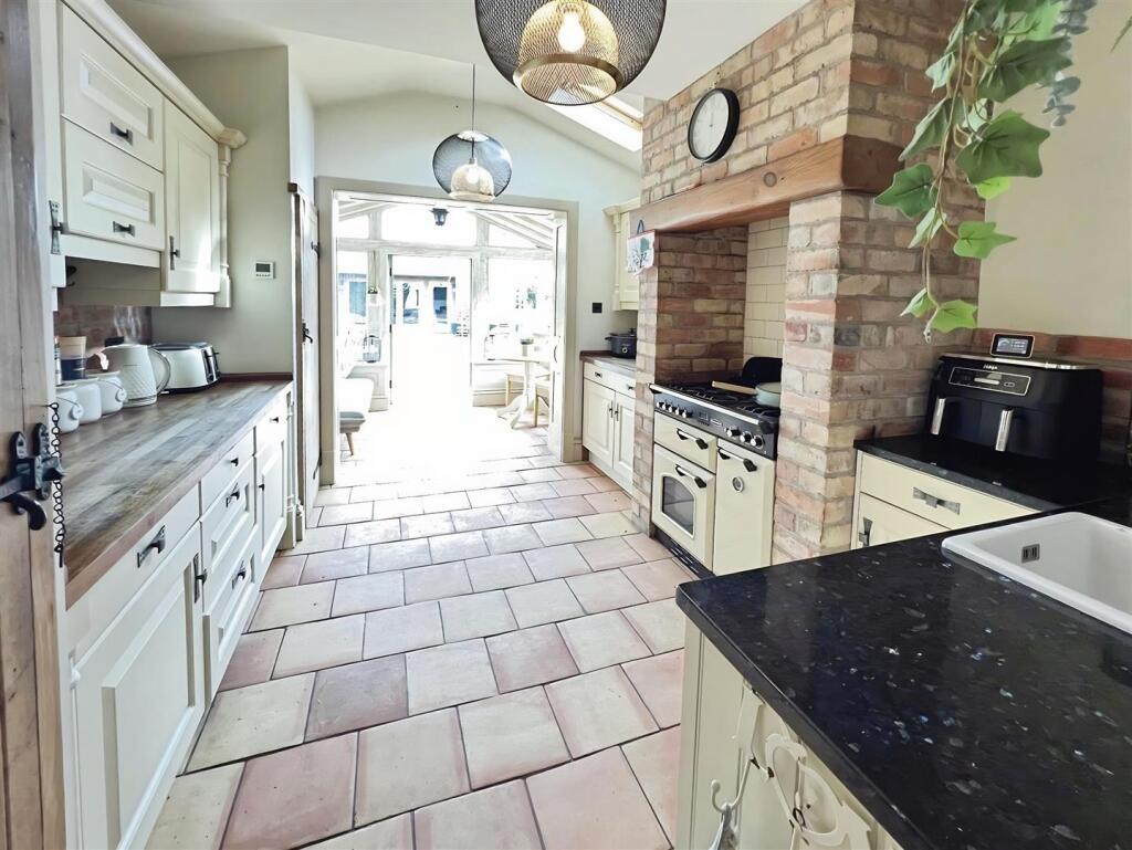 Kitchen &amp; Breakfast Area