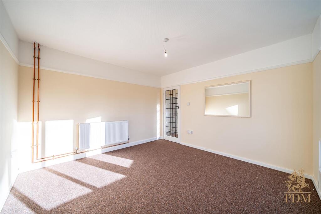 40 Russell Drive Wollaton Nottingham NG8 2BH