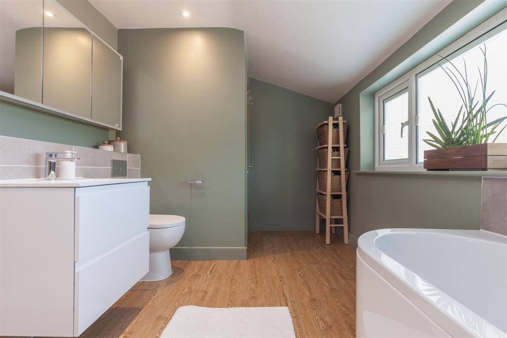 Family Bathroom 2.jpg