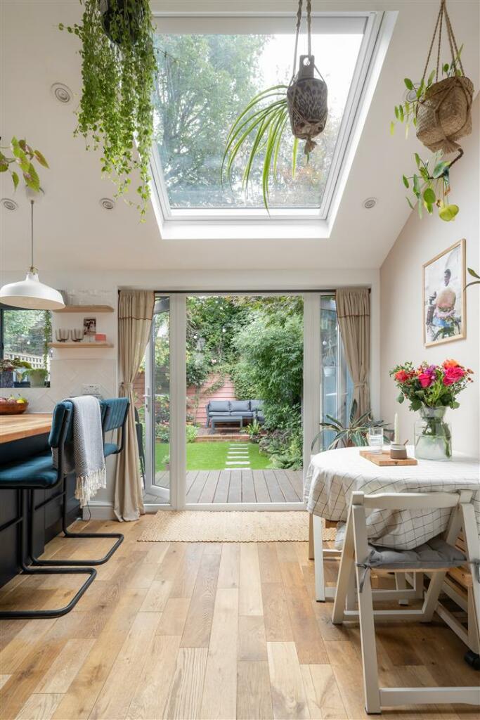 Cavendish Drive, E11