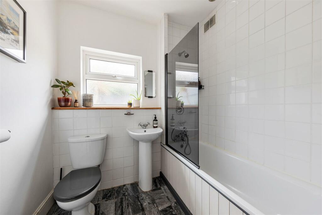 Curwen Avenue, E7