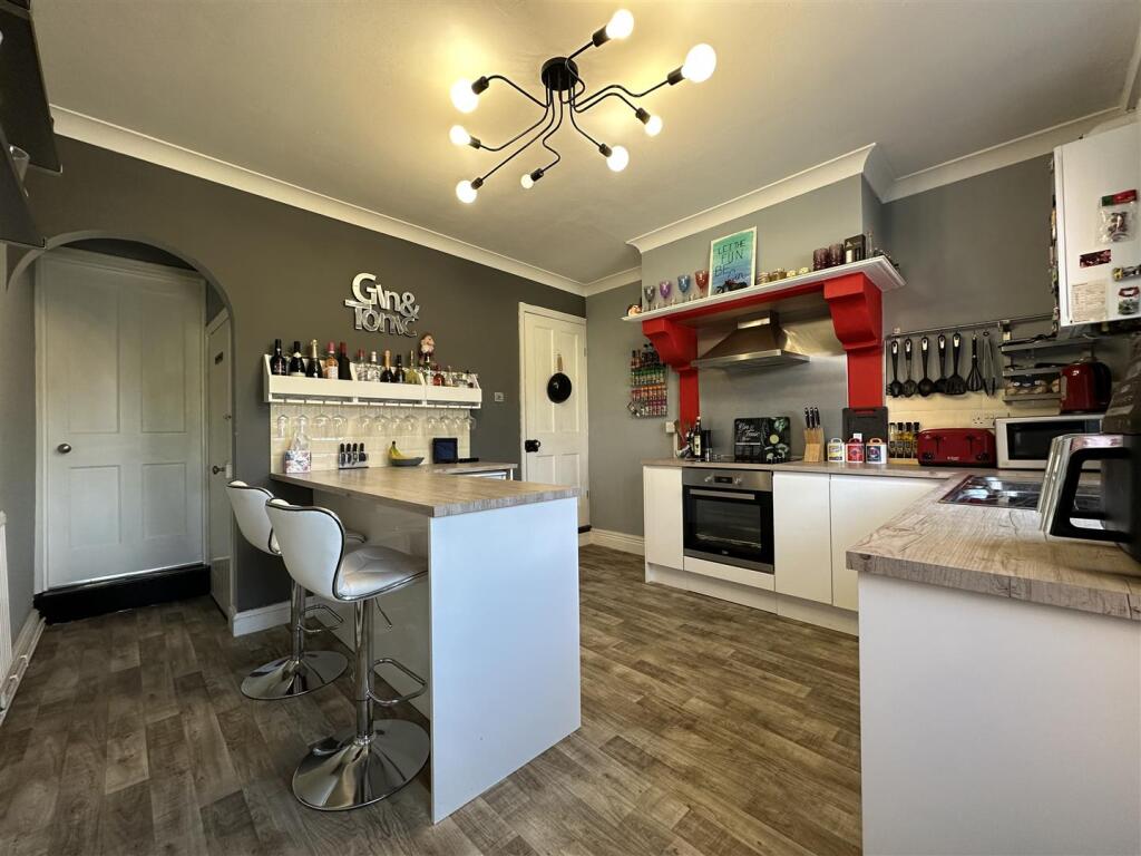 Spacious Dining Kitchen 309