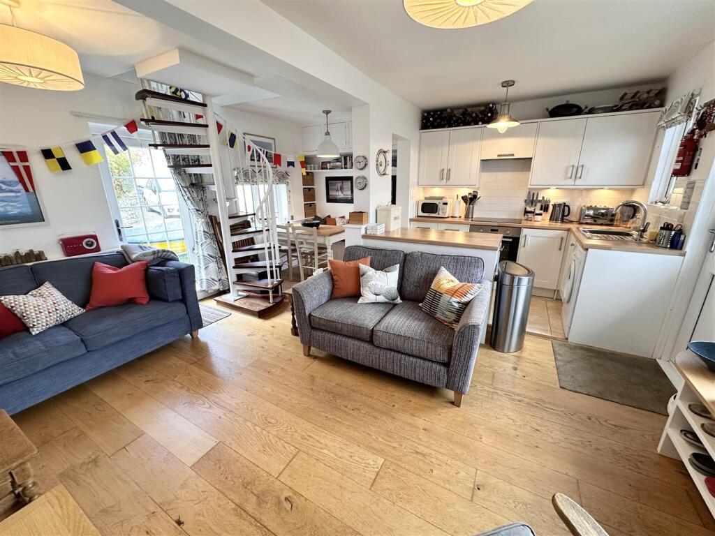 OPEN PLAN LIVING//KITCHEN//DINING ROOM