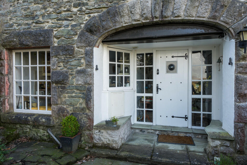 Entrance door to ...