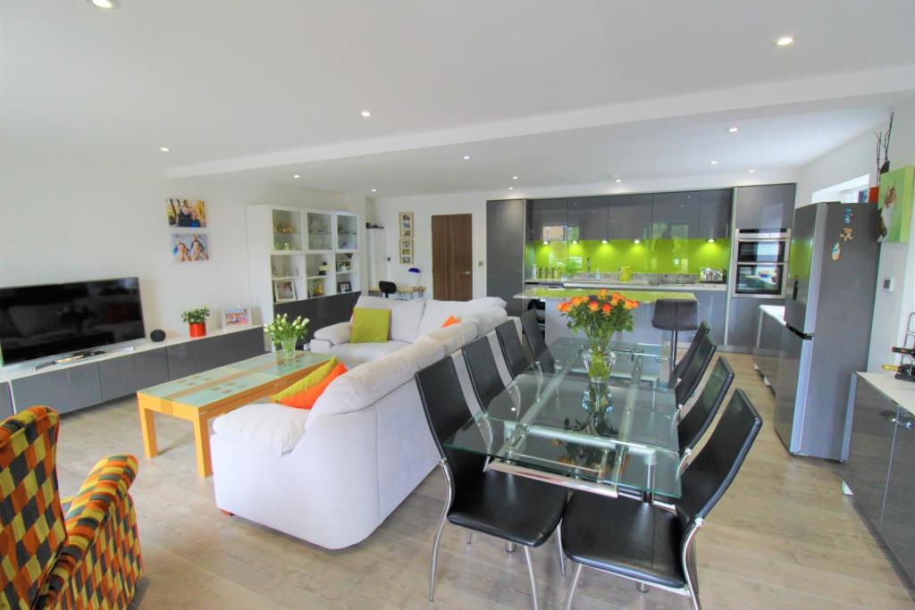 open plan lounge/kitchen