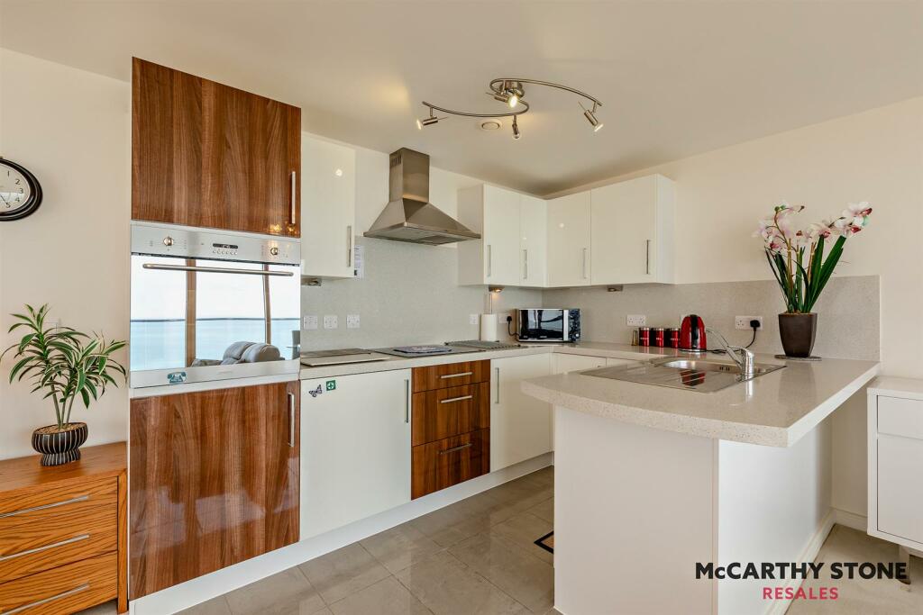 LIVING ROOM/KITCHEN: