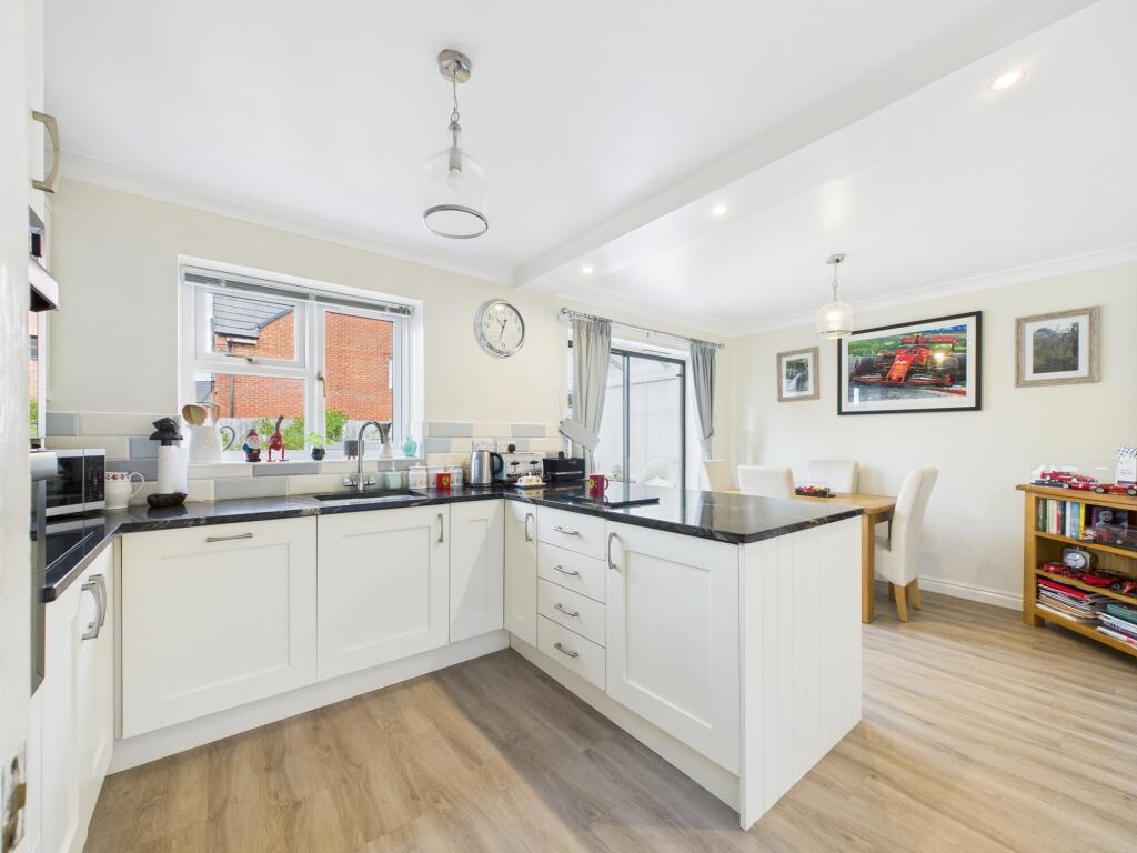 open plan kitchen/diner