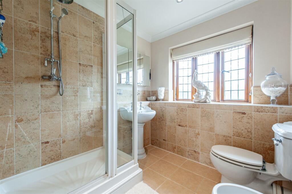 Principal En-suite.jpg
