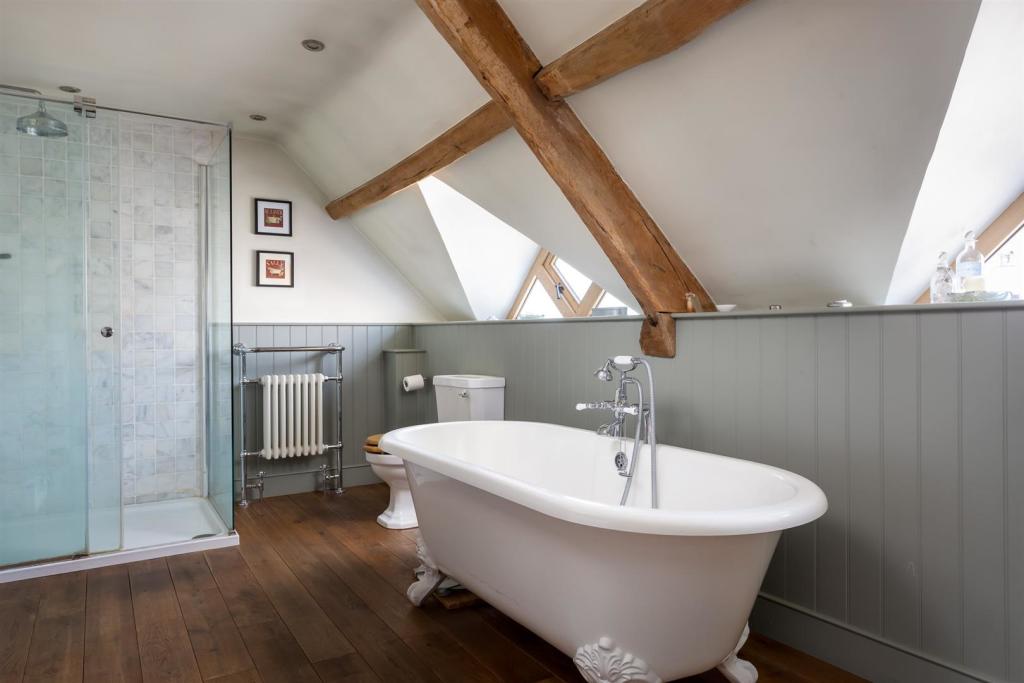 51 - Manor Barn - GL53 9PD - Web.jpg