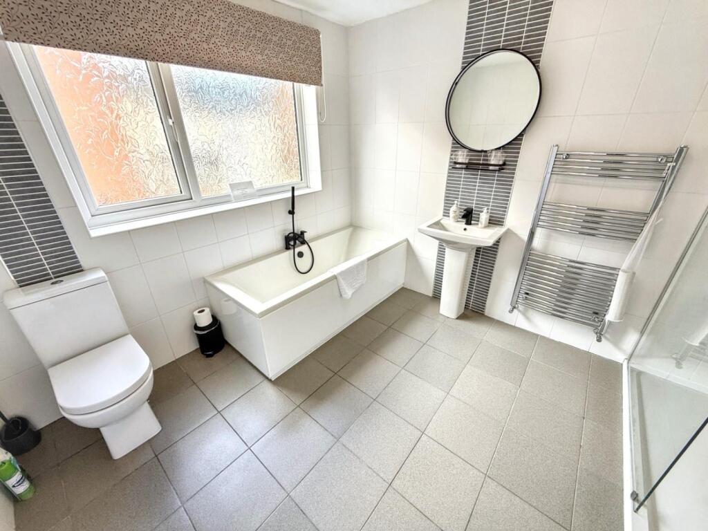 117 - Room 1 Ensuite.jpg