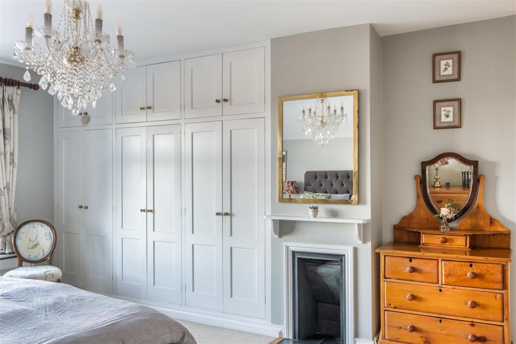 main bed wardrobe.jpg