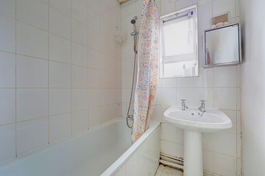 24_lane_court_bath.j