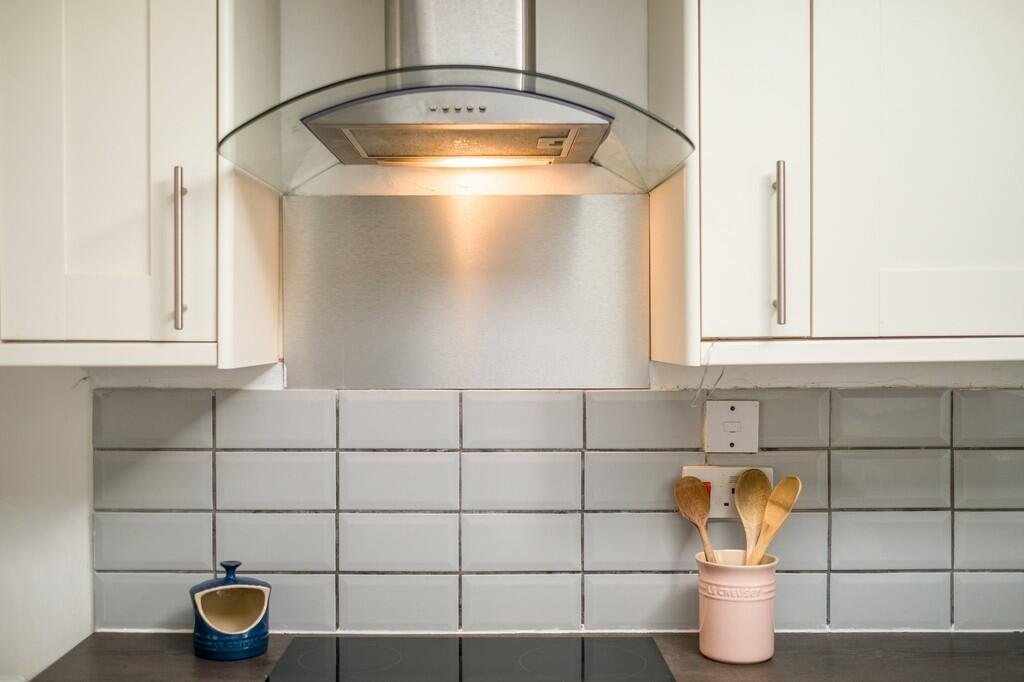 1440px-Cavell Cot...