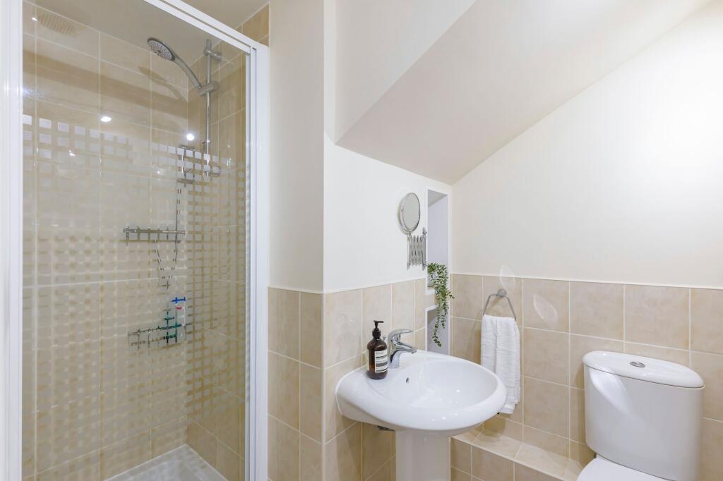 Second bedroom en-suite shower