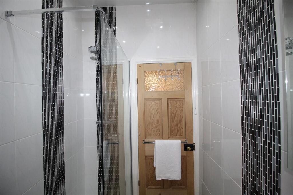 St Thomas Road, 14 Shower Room 1.JPG
