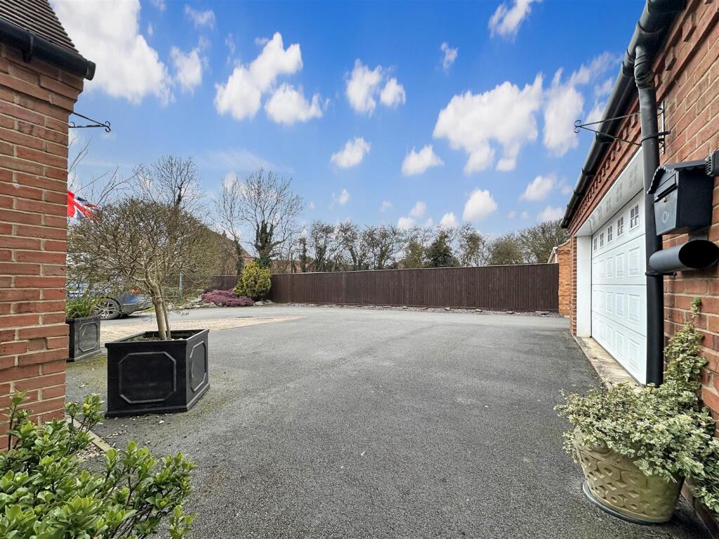 Extensive Driveway &amp; Integral Double Garage 783