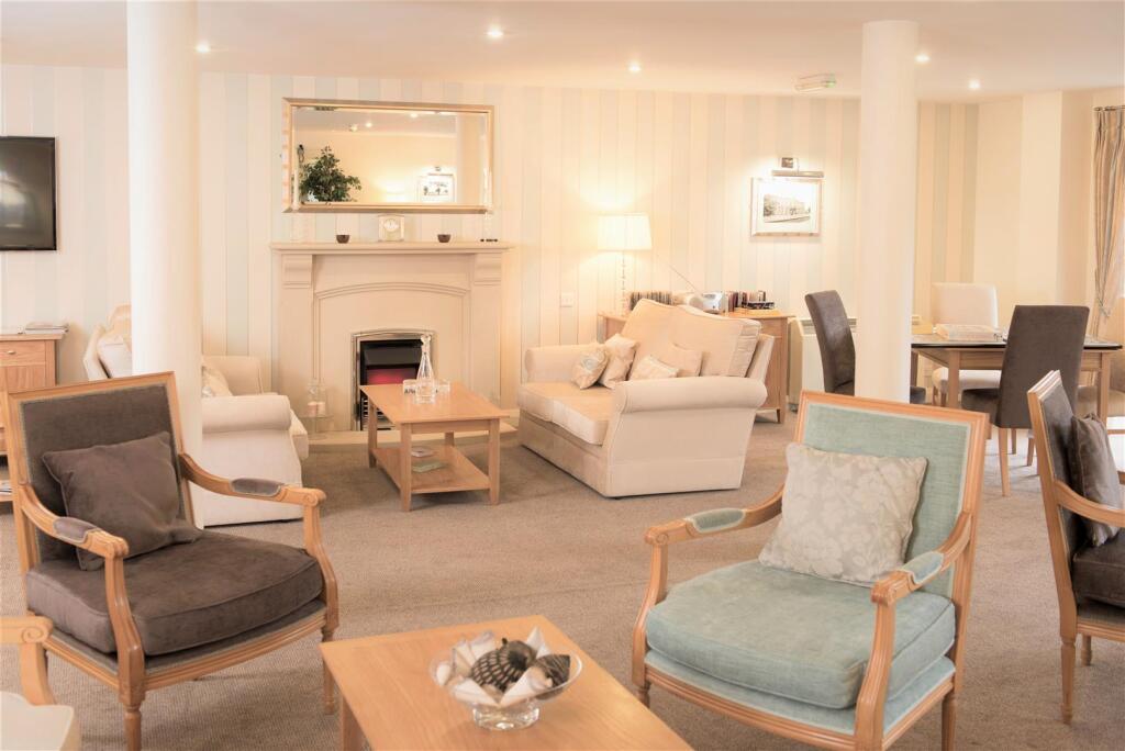 Malpas Court communal lounge.jpg