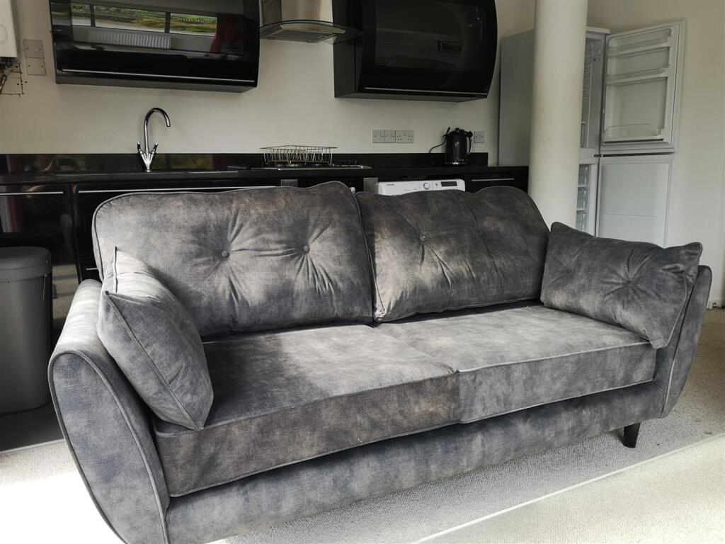 LOUNGE/KITCHEN
