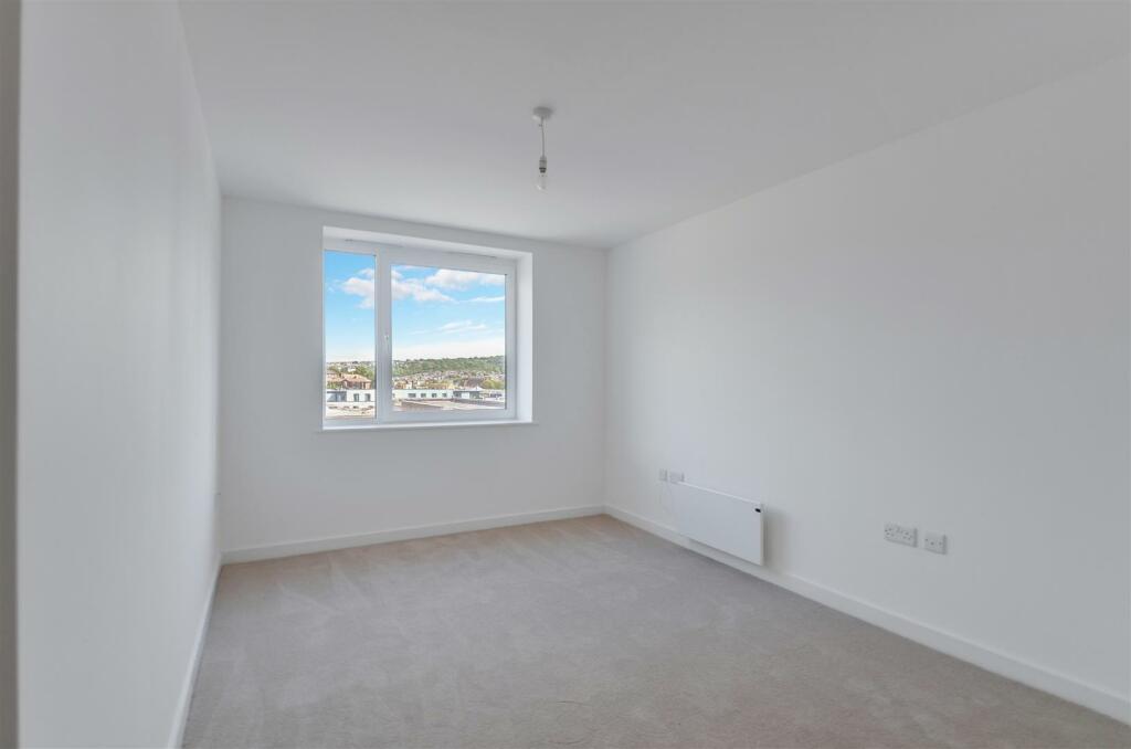 Master Bedroom_Pic_ (1).jpg