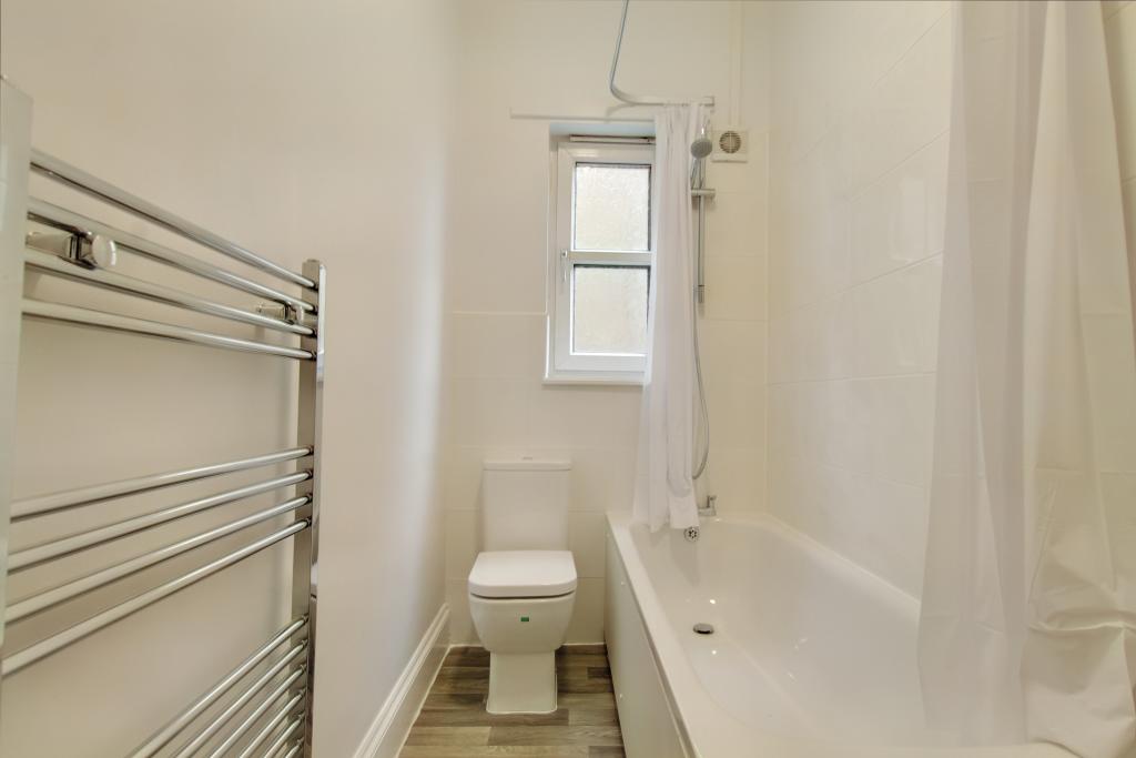 6.bathroom.jpg