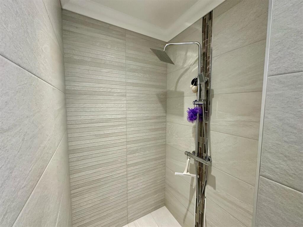 3 Pompeys Lane Ferndown BH22 9DY - 10 of 24 shower
