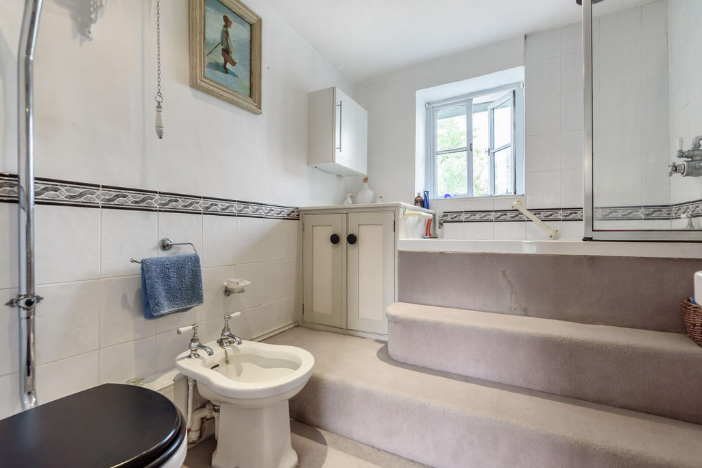 Ensuite to bedroo...