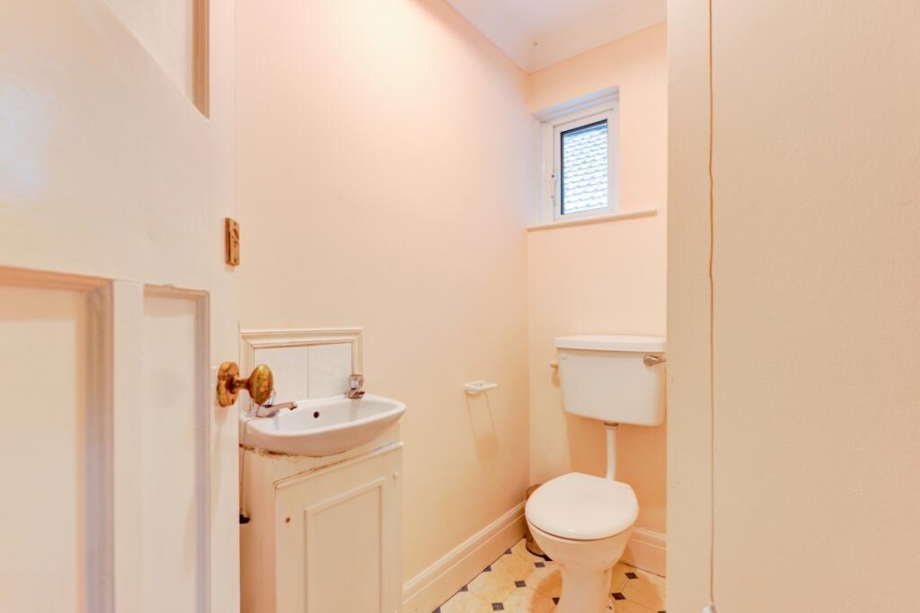 TOILET 