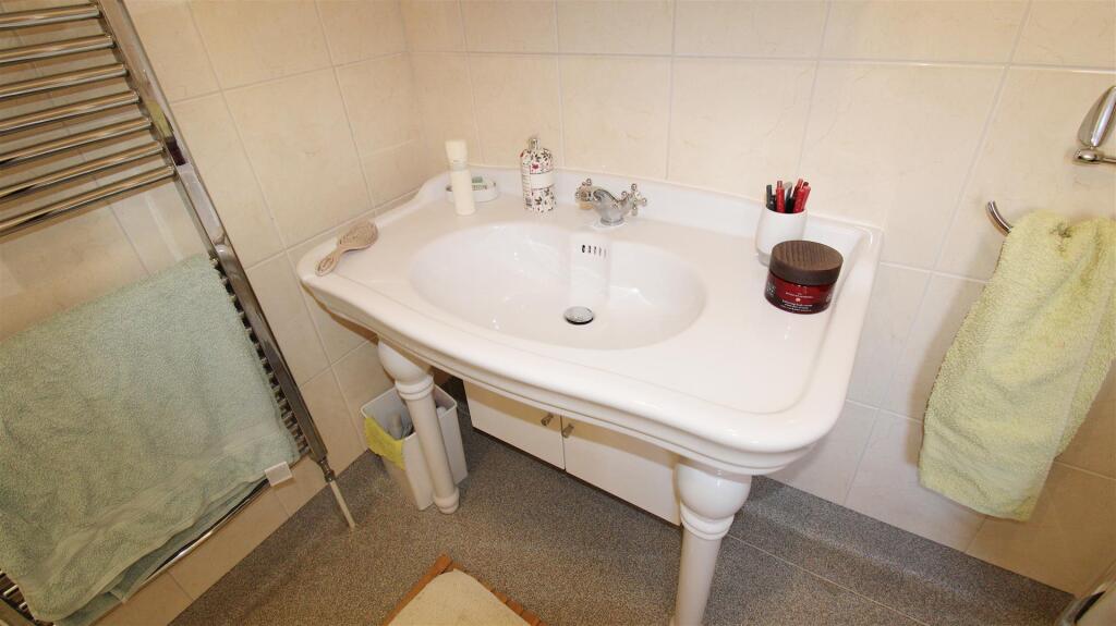 Feature En-Suite Hand Basin