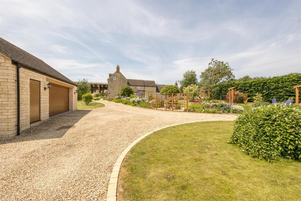 In/out drive &amp; 2 storey garage
