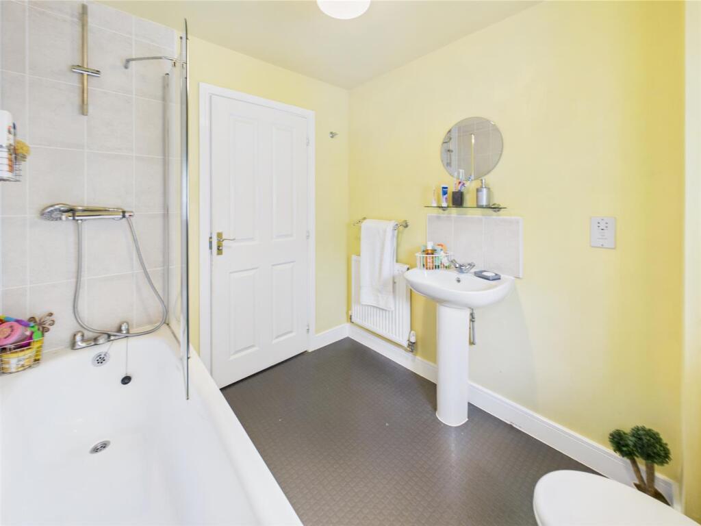 Bathroom (2).jpg